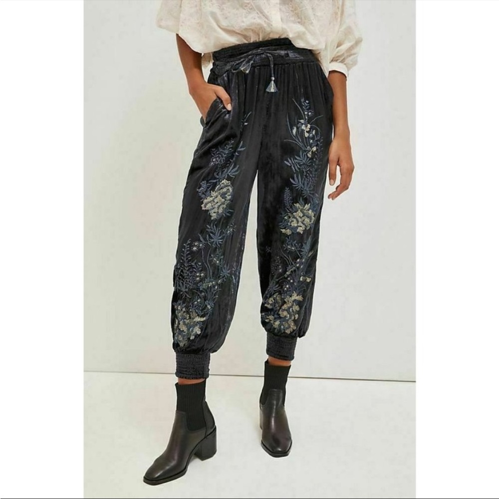 Anthropologie Rosie floral Embroidered Velvet Jogger pants blue Sz M